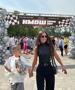 Kseniia Mishyna Instagram - Перше вересня завжди повертає мене в дитинство, коли все було простішим і, здається, зрозумілішим. Пам’ятаєте, як ми гризли крейду на перервах, ходили в чорно-білій формі та вважали своїм героєм класного керівника, у якого було 40 учнів?

Сьогодні все поступово змінюється: тепер на перервах нове покоління займається робототехнікою, обирає одяг за настроєм і має індивідуальний підхід від тьютора та психолога. І це далеко не всі плюшки ) 

Ностальгія звісно тепла, але світ змінився на краще. І як приємно, що ви, @kmds.school серед тих, хто допомагає дітям освоювати цей дивовижний шлях💫