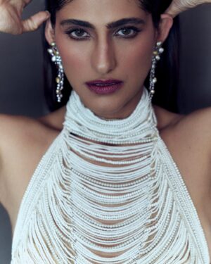 Kubbra Sait Instagram - “Serving you full **pearls** and diva vibes—channeling my inner Kubbra Kim because why blend in when you can *shell* out?”

Yabbah!! What a caption!!

 Gown - @abhisheksharmastudio 
Jewellery- @jaipur_jewels 
Makeup - @arleen_gonsalves 
Hair - @tado55 
Hair assistant - @makeupandhairbysachi 
Styled by - @who_wore_what_when 
Photography- @chandrahas_prabhu

[white, pearls, fashion, gown, love, live, life, happiness, joy, kubbrasait, actor, india]