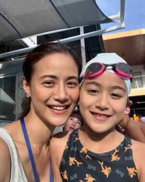 Kullanat Preeyawat Instagram - ตั้งแต่ได้ถูกคัดเลือกให้เป็นนักกีฬาว่ายน้ำของ รร ไม่เคยมีซักวันเลยที่ไปฝึกโดยไม่บ่น “ทาเรียไม่อยากว่ายน้ำ” แต่หม่ามี้กับแดดดี้ก็ทำเป็นตีมึนตลอด แล้วก็พาไป แล้วตอนนี้ยิ่งต้องฝึกครั้งละ 2 ชม. ก็จะยิ่งบ่นหนักมากขึ้น แต่พอมาวันนี้หม่ามี้เห็นเลยว่าลูกดูมีความสุขมากหลังว่ายเสร็จ หนูรู้ได้ด้วยตัวเองว่าหนูทำได้ดีขึ้น😋ขยันฝึกต่อไปนะลูก…So proud of you my baby.😘 #talyawinter #ทาเรียวินเทอร์