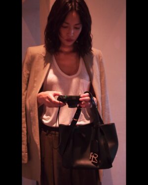 Kyoko Hasegawa Instagram - ある日の1日。

いろいろなシーンで使えるラルフ ローレンのミニトート。
この日は仕事でしたが、オフの日でも活躍してくれそう。
オールブラックコーデでミニスカートと合わせたり。
デニムにももちろん。何にでも👌

先行販売中です。
9\11(水)-17(火)伊勢丹新宿店1階でハンドバッグのpopupを開催するそうです。
是非☺️

#RalphLauren
#RL888
#PR
@ralphlauren