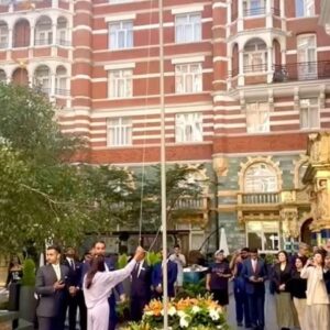 Lara Dutta Instagram - On Independence Day , in the heart of Britain, the Indian flag is unfurled by a daughter of India….. Jai Hind ! 🙏🇮🇳🙏. @tajhotels @mbhupathi #independenceday #indiakeepourdaughterssafe