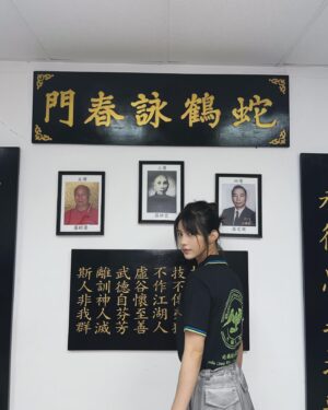 Larine Tang Yue-Ping Instagram - 緣分真係好奇妙，
有時緣未到，就點都係未到。

三年前我好想學雙劍，基本上逢親見人就問。
結果，都係搵唔到適合嘅老師。
或者發生種種嘅意外上唔到堂。
喺兩年前想學詠春都係，

兜兜轉轉今年可以話係心想事成！
今年好開心，好感恩。
想學嘅嘢都可以遇到嗰個領域出色又愛我嘅老師！

依家唔止係老師，我嘅人生仲多咗一位重要嘅人！
早幾年嘅頻頻撲撲，突然間都覺得值得！
可能冇早幾年嘅兜圈亦都唔會咁珍惜依家！

好，我嘅好消息就係！

呀平第一次拜師！
@yung.wayne 
我正式入門《蛇鶴詠春》
我會繼續俾心機慢慢去學習慢慢浸，一步步成為大家期望的，令大家驕傲的平！