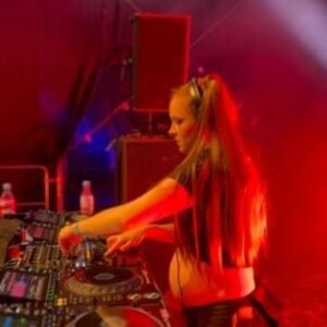 Larissa Rieß Instagram - Ich lebe für diese Momente 🩷
.
.
.
.
.
#juicybeats #festival #pregnant #pregnancy #schwanger #pregnantdj