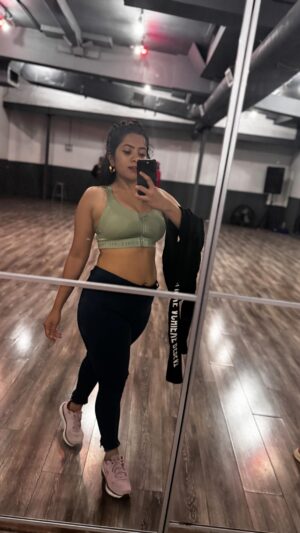 Lasya Nagaraj Instagram - This song wasn’t leaving me until I’m done dancing for it .. I waited, I pushed the thought, I was naaahhh I don’t wanna do it. But finally, I couldn’t resist 🙈😅
.
.
.
#taubatauba #wayanad #kerala #torontotalent #canada