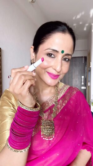 Lataa Saberwal Instagram - GRWM FOR ✨GANESH CHATURTHI ✨🙏🙏 Aap sabko Ganesh Chaturthi ki bohot badhai 🙏♥️♥️ 

Lipstick 💄 MAMAEARTH moisture matte12 Berrylicious magenta

#lataasaberwal #actor #imageconsultant #nutritionist #fitnessenthusiast #confidence #grwm #ganeshfestival #ganesha #ganeshchaturthi #ganesh
