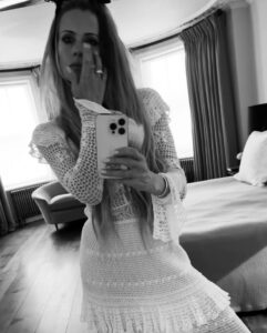 Actress Laura Bailey HD Instagram Photos and Wallpapers August 2024