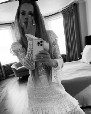 Laura Bailey Instagram - ..In the dog days of summer as muslin curls on its own heat
And crickets cry in the black walnut tree

The wind lifts up my life
And sets it some distance from where it was.

From ~ Dog Days of Summer
by Meena Alexander

🤍
