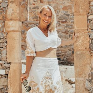 Laura Hamilton Instagram - Exploring Spinalonga…a small island with a lot of history just a short boat trip from Elounda in Crete.
.
.

#crete #filming #whathappenednext #aplaceinthesun #revisit #wanderlust #greece
