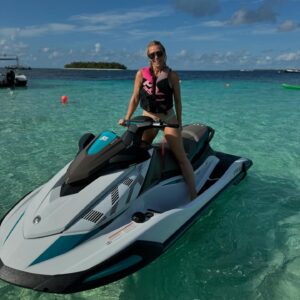 Laura Hamilton Instagram - Today’s highlights… a floating breakfast, fun on a jet ski, a walk around the island, a gym workout and a massage.  I’ll never get bored of this place and I am super grateful to be here! 
.
.
.
#maldives #wellness #eatwell #sleepwell #movewell #playwell#feelwell