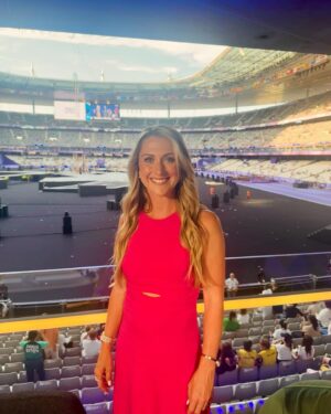 Laura Kenny Instagram - Closing ceremony @paris2024 🇫🇷 How has it finished already 😭 I have had the best time with @bbcsport 
This time two weeks ago I felt sick to my stomach worrying about being a pundit alongside @chrishoy1 but I have felt so welcome and so looked after and the best bit, I got to watch SO many incredible athletes at the very best of their sport. And haven’t they all been amazing?!!

💄 @patricktbartley 💜