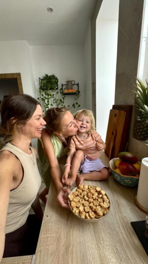 Laura Laprida Instagram - Hicimos unos mini muffins “bombón” inspirados en @soniazavaleta 

La receta nos la fue dictando Atita y con @lulilapri (nuestra invitada de honor) fuimos siguiendo sus indicaciones.

SALIERON REALMENTE ALUCINANTES 🙌🏼

- 1 banana y media madura pisada
- 2 huevos
- 1/4 taza avena
- 1 taza y 1/4 de harina sin gluten
- 3 cucharadas de miel
- 2 cucharadas de aceite de coco
- 1 chorrito de esencia de vainilla.

20 min en horno precalentado a 180 grados. Si los probas POR FAVOR coméntanos!!!