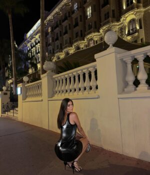 Laura Marra Instagram - Je meurs pour cette robe 🖤 @muglerofficial