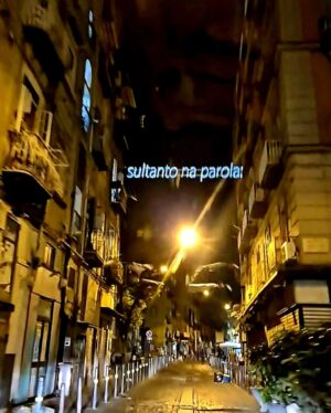 Laura Torrisi Instagram - “Napule
T’o raccontano a Napule
Nfaccia e mure de viche
Può lleggere a storia è sta bella città”