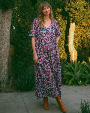 Lauren Lapkus Instagram - 🪻🩷🌷🪻🩷🌷🪻🩷🌷 

📸: @biketassel
