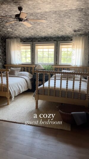 Lauren Liess Instagram - A little peek into a cozy guest bedroom in the #foxvalefarm project 🌿 design by LL&Co. | renovation by CarrMichael Construction