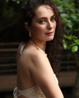 Lavina Tandon Instagram - In a world full of darkness, I am your sunshine 🌞 

📸 @darshanghosalkarp 

#sunshine #flowers