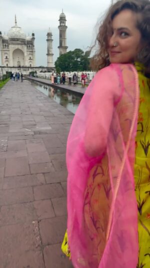 Lavina Tandon Instagram - Kabhi kabhi 
Sajane Sawarne 
Ki zaroorat padti hai 
Janaab 🤍
.
.
.
Beautiful Places calls for Beautiful dress ❣️
.
.
.
GRWM 
For Aurangabad ka Historic Chakkar !!! 

Wearing this beautiful Hara Suit 
By @ambraee_ 
Jewellery: Delhi market ki Oxidised Junk jewellery.
Footwear: Kolhapuri chappals from local market

Pre Make up: Tranzelaic serum by @thedermacoindia 
Sunscreen is a must by @seekcausbydo 
Body butter by @thebodyshopindia 

Make up: foundation by @charlottetilbury 
Blush “Mousse” by @makeuprevolutionindia 
Mascara by @mynykaa 

Stay tuned for some more GRWM 
Featuring “Sundar outfits”
💫
Also for some travel reels 🤓
#reeloftheday 
#GRWM 
#OOTD
#Indianfashion
#vacationvibes
#travel
#aurangabadtourism
#historicplaces
#bibikamakbara 
#beautiful 
#staytunedformore
#lavvinataandon