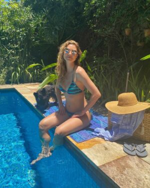 Lavínia Vlasak Instagram - #Tbt de um dia delicioso na piscina! 

Vocês são time praia ou piscina? 

🌊⛱️🏖️🏊