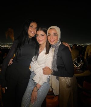 Layla Ahmed Zaher Instagram - Making a wish with the fam 🎂❤️🤞🏼😇

Thank you for everything ❤️♾️🏠
@hishamgamalbb
