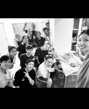 Lee Chien-Na Instagram - 第一次有這麼多朋友來家裡
辛苦兒子了😂
招呼大家一整天
晚上睡倒八小時到天亮
開開心心的中秋結束
謝謝好朋友的參與❤️❤️❤️

#中秋節快樂
#吃不完的月餅