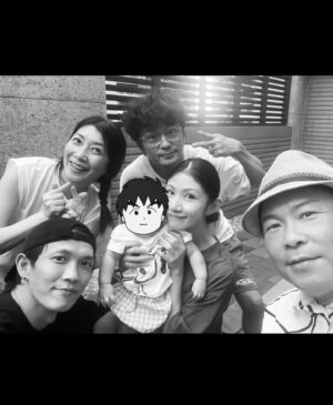 Lee Chien-Na Instagram - 第一次有這麼多朋友來家裡
辛苦兒子了😂
招呼大家一整天
晚上睡倒八小時到天亮
開開心心的中秋結束
謝謝好朋友的參與❤️❤️❤️

#中秋節快樂
#吃不完的月餅
