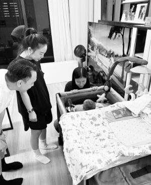 Lee Chien-Na Instagram - 第一次有這麼多朋友來家裡
辛苦兒子了😂
招呼大家一整天
晚上睡倒八小時到天亮
開開心心的中秋結束
謝謝好朋友的參與❤️❤️❤️

#中秋節快樂
#吃不完的月餅