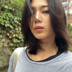 Lee Jin-ha Instagram - 이사를 했다. 걱정이 앞섰던 혼자삶이었는데 웬걸. 바선생 능가하는 적응력. 내가 가진지도? 너무 좋다.
무튼 이제 좀 집도 좀 집같아지고 살만하여 내 루틴을 정립하는 중.
정신없는 와중에 촬영 일을 제외한 자투리 일상들 기록 겸 공유-

내 주간의 공간에 추가된 블루스와 술루스 (술루스는 아직 체력에 부친다)
내 입에 딱 맞는 길냥이 식단(꽤 프리미엄)
혹냥🐈께서는 건재하면 그루밍 부터 한다지. 나는 유튜브 노래방을 해.
염분 가득 빵빵이 얼굴
미소 췤 ✅
코파는 거 아니고. 연기가 아닙니다. 오해는 싫어잉
감자지옥에서 탈출한 건에 대하여