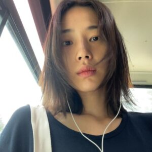Lee Jin-ha Instagram - 이사를 했다. 걱정이 앞섰던 혼자삶이었는데 웬걸. 바선생 능가하는 적응력. 내가 가진지도? 너무 좋다.
무튼 이제 좀 집도 좀 집같아지고 살만하여 내 루틴을 정립하는 중.
정신없는 와중에 촬영 일을 제외한 자투리 일상들 기록 겸 공유-

내 주간의 공간에 추가된 블루스와 술루스 (술루스는 아직 체력에 부친다)
내 입에 딱 맞는 길냥이 식단(꽤 프리미엄)
혹냥🐈께서는 건재하면 그루밍 부터 한다지. 나는 유튜브 노래방을 해.
염분 가득 빵빵이 얼굴
미소 췤 ✅
코파는 거 아니고. 연기가 아닙니다. 오해는 싫어잉
감자지옥에서 탈출한 건에 대하여