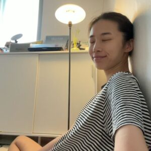 Lee Jin-ha Instagram - 이사를 했다. 걱정이 앞섰던 혼자삶이었는데 웬걸. 바선생 능가하는 적응력. 내가 가진지도? 너무 좋다.
무튼 이제 좀 집도 좀 집같아지고 살만하여 내 루틴을 정립하는 중.
정신없는 와중에 촬영 일을 제외한 자투리 일상들 기록 겸 공유-

내 주간의 공간에 추가된 블루스와 술루스 (술루스는 아직 체력에 부친다)
내 입에 딱 맞는 길냥이 식단(꽤 프리미엄)
혹냥🐈께서는 건재하면 그루밍 부터 한다지. 나는 유튜브 노래방을 해.
염분 가득 빵빵이 얼굴
미소 췤 ✅
코파는 거 아니고. 연기가 아닙니다. 오해는 싫어잉
감자지옥에서 탈출한 건에 대하여