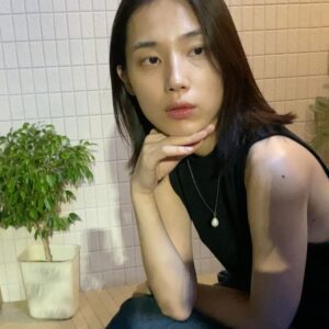 Lee Jin-ha Instagram - 이사를 했다. 걱정이 앞섰던 혼자삶이었는데 웬걸. 바선생 능가하는 적응력. 내가 가진지도? 너무 좋다.
무튼 이제 좀 집도 좀 집같아지고 살만하여 내 루틴을 정립하는 중.
정신없는 와중에 촬영 일을 제외한 자투리 일상들 기록 겸 공유-

내 주간의 공간에 추가된 블루스와 술루스 (술루스는 아직 체력에 부친다)
내 입에 딱 맞는 길냥이 식단(꽤 프리미엄)
혹냥🐈께서는 건재하면 그루밍 부터 한다지. 나는 유튜브 노래방을 해.
염분 가득 빵빵이 얼굴
미소 췤 ✅
코파는 거 아니고. 연기가 아닙니다. 오해는 싫어잉
감자지옥에서 탈출한 건에 대하여