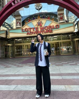 Lee Sang-hwa Instagram - MZ샷 이렇게 찍는거라며⁉️
꿈과 희망의 나라 로떼월드에서 🌈🍎✨🌟🎉🥳
#동네친구강나미 #만수티비 #좋아여