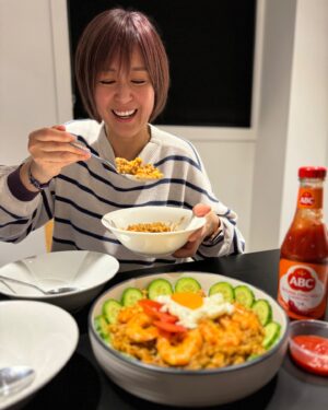 Leila Tong Instagram - 喺朋友屋企見到佢有冷飯同ABC sweet soy sauce，所以即興煮咗個印尼炒飯🤣其實我覺得印尼炒飯入邊有乜嘢材料都唔係好重要🙊我作為一個印尼華僑，見到媽咪每一次整印尼炒飯，都係打開雪櫃，見到有乜就用乜，因為佢話個精粹係喺支ABC度！🤣

我今次用嘅材料大概係：
一盒冷飯
3，4粒蒜頭，蔥頭切碎
雞肉粒（切絲也可以，視乎個人喜好）
蝦肉拆殼
椰菜切粒
雞蛋
青瓜
蕃茄
(如果鍾意食辣可以加切碎嘅辣椒)

做法：
- 冷飯落鑊之前用ABC撈勻先，呢個時候唔需要落太多，見到飯粒大概都佔有顏色就OK，之後如果唔夠味的話可以再加
- 先炒香蒜頭，蔥頭
- 炒雞至8成熟
- 加入飯和蝦炒至轉色
- 加入椰菜粒
- 青瓜蕃茄切片裝飾
- 煎太陽蛋鋪在炒飯上
- 食得😋

係咪超簡單呢？大家都可以發揮創意，加入你哋鍾意嘅食材，同埋ABC sweet soy sauce就搞掂㗎啦！ 話定俾你知，支ABC基本上喺大部份嘅超市都可以買到，得閒就去買返支啦！😉

#sweetsoysauce #homecooking #indonesian #abcsauce