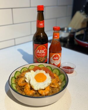 Leila Tong Instagram - 喺朋友屋企見到佢有冷飯同ABC sweet soy sauce，所以即興煮咗個印尼炒飯🤣其實我覺得印尼炒飯入邊有乜嘢材料都唔係好重要🙊我作為一個印尼華僑，見到媽咪每一次整印尼炒飯，都係打開雪櫃，見到有乜就用乜，因為佢話個精粹係喺支ABC度！🤣

我今次用嘅材料大概係：
一盒冷飯
3，4粒蒜頭，蔥頭切碎
雞肉粒（切絲也可以，視乎個人喜好）
蝦肉拆殼
椰菜切粒
雞蛋
青瓜
蕃茄
(如果鍾意食辣可以加切碎嘅辣椒)

做法：
- 冷飯落鑊之前用ABC撈勻先，呢個時候唔需要落太多，見到飯粒大概都佔有顏色就OK，之後如果唔夠味的話可以再加
- 先炒香蒜頭，蔥頭
- 炒雞至8成熟
- 加入飯和蝦炒至轉色
- 加入椰菜粒
- 青瓜蕃茄切片裝飾
- 煎太陽蛋鋪在炒飯上
- 食得😋

係咪超簡單呢？大家都可以發揮創意，加入你哋鍾意嘅食材，同埋ABC sweet soy sauce就搞掂㗎啦！ 話定俾你知，支ABC基本上喺大部份嘅超市都可以買到，得閒就去買返支啦！😉

#sweetsoysauce #homecooking #indonesian #abcsauce
