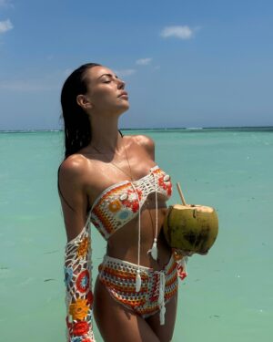 Lena Guillou Instagram - Parce qu’en bonne influenceuse qui se respecte, la photo noix de coco était un must 🤌🏼🥥🌴