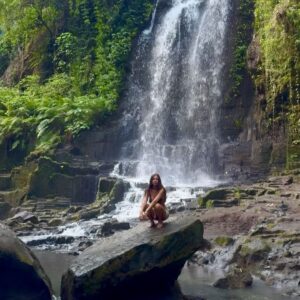 Lena Guillou Instagram - Post 1 :
Clairement une pub pour @herbalessencesfr 😄💦🧴
Post 2 : 
Mimisiku dans son environnement 
Post 3 : 
Imaginez poser en se prenant l’eau dans la tronche 🤌🏼