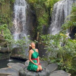 Lena Guillou Instagram - Les gars la troisième photo je l’ai absolument pas modifiée mais chelou mon regard dessus non ?? 
•Serais-je un petit être elfique de la forêt ? 
Explication ?