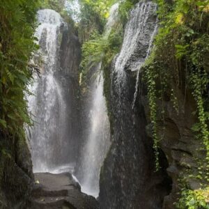 Lena Guillou Instagram - Combien sur 10 pour la magnificence de cet endroit 💦🌿🪨