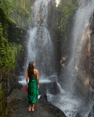 Lena Guillou Instagram - Combien sur 10 pour la magnificence de cet endroit 💦🌿🪨