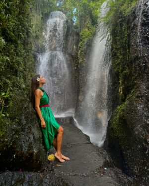 Lena Guillou Instagram - Combien sur 10 pour la magnificence de cet endroit 💦🌿🪨