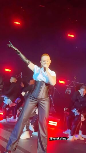 Lena Katina Instagram - Москва, спасибо за теплый прием! Питер, жди 5 октября! 🧡