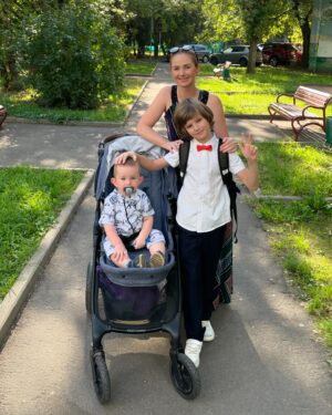 Lena Katina Instagram - Проводили Сашку в 3-й класс! Честно говоря, не верится 🙈 с погодой повезло, вообще удивительно, что так жарко сегодня! Я помню, что всегда радовалась, когда учебный год начинался со 2-го числа-как будто учиться на 1 день меньше 😂 а сейчас с удовольствием пошла бы в школу ☺️☺️☺️ 
Всем желаю приносить хорошие оценки, получать важные нужные знания с удовольствием. Ну а родителям что… терпения нам всем 😉🧡