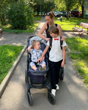Lena Katina Instagram - Проводили Сашку в 3-й класс! Честно говоря, не верится 🙈 с погодой повезло, вообще удивительно, что так жарко сегодня! Я помню, что всегда радовалась, когда учебный год начинался со 2-го числа-как будто учиться на 1 день меньше 😂 а сейчас с удовольствием пошла бы в школу ☺️☺️☺️ 
Всем желаю приносить хорошие оценки, получать важные нужные знания с удовольствием. Ну а родителям что… терпения нам всем 😉🧡