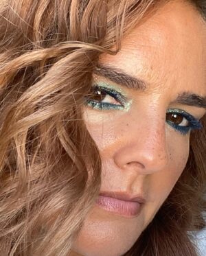 Leonor Seixas Instagram - Maquilhar, fazer o cabelo, vestir roupa gira, para logo depois ficar tudo sujo molhado estragado !!! 🧊🫧