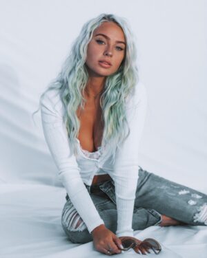 Leslie Golden Instagram - Which hair color of mine has been your favorite??? Hair by @selinamirza_ ✨ @aquaextensions