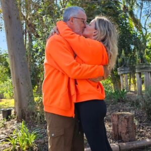 Letícia Tomazella Instagram - Esse é meu grande amor. Meu marido, namorado, amante, melhor amigo, meu super-herói, meu ursinho, meu gorducho. Nunca imaginei que me casaria com um virginiano, mas sua lua em Aquário salva tudo. Ou não, porque é caos, é baco. Mas é também coluna, pilar, meu porto. Eu amo a loucura dele. Quem entende ama. Quem não entende perde uma riqueza imensa.
A pessoa mais generosa que já conheci. Sai correndo de onde estiver pra socorrer as pessoas. Em seus espaços, internos e externos, sempre cabe mais um. Sempre tem tesouros a compartilhar. Ele é coletivo. Ele é multidão. Ele é justiça. Ele é pensamento. Ele é transformação - tá aí outra grande qualidade: ele se abre pra transformação como ninguém. Demora a decidir desapegar de algo, mas, quando desapega, se transforma como nunca antes vi. Passa a amar o novo ciclo com tanta entrega e intensidade...
E assim me apaixonei. Mas confesso que foi vê-lo lavando uma louça imensa, quando ainda éramos somente amigos, que me fez sentir tesão. E olhar essas mãos enormes, porque, né... Vocês entenderam.
Eu amo muito esse homem. Muito. 
Feliz aniversário, gorducho! Vc merece ser imensamente feliz! ♥️
@sergio.roizenblit

(As fotos não têm filtro... Nossos moletons são assim mesmo, porque nada da gente é muito discreto!)