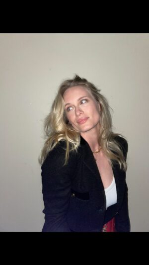 Leven Rambin Instagram - I can count on TWO HANDS how many gay men I’ve dated (they are in denial or come out later)
 💔 whyyyy lol 🌈🫶

#lol #foryou #explore #datingadvice #datingtips #dating #singlelife #help #comedy #engaged now #thankggod #mariahcarey #whitneyhouston