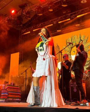 Lila Downs Instagram - Muchas gracias, La Paz, por todo su cariño!🫶🏽 Por cantar a una sola voz a nuestro México. 🇲🇽 

📸: @sweet_limoncito1