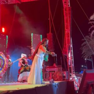Lila Downs Instagram - Muchas gracias, La Paz, por todo su cariño!🫶🏽 Por cantar a una sola voz a nuestro México. 🇲🇽 

📸: @sweet_limoncito1
