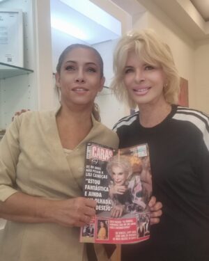 Lili Caneças Instagram - Com a minha terapeuta @andreiabettencourt525 que me faz a drenagem linfática, uma massagem que ajuda a dissolver a celulite e a libertar o corpo de toxinas, a vermos a @carasportugal , onde estou na capa❤️
