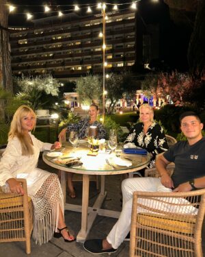 Lili Caneças Instagram - Jantar no pátio do hotel debaixo do céu estrelado de Roma , Em  Família 💃🕺🏻💃
